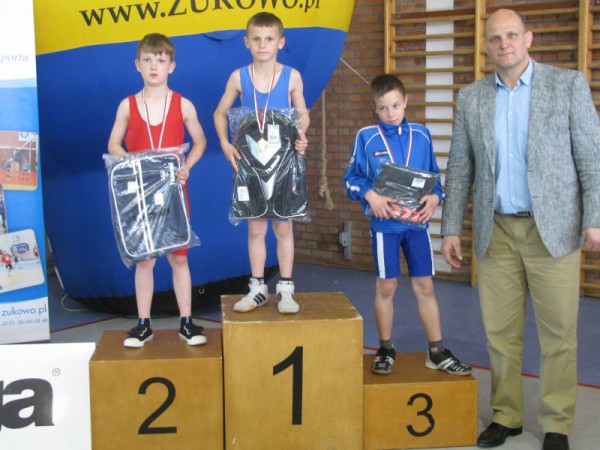Kategoria wagowa 29 kg. Od lewej- Wiktor Wojciechowski i Piotr Ziembicki oraz dwukrotny mistrz olimpijski Andrzej Wroński ze swoim podopiecznym na trzecim miejscu