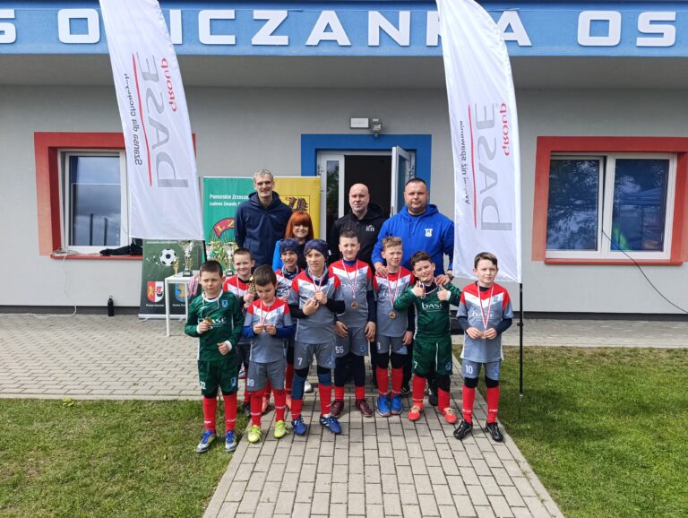 Młodzi piłkarze pokazali serce do gry. Turniej BASE GROUP CUP w Osicach z naszym wsparciem – zdjęcie 1